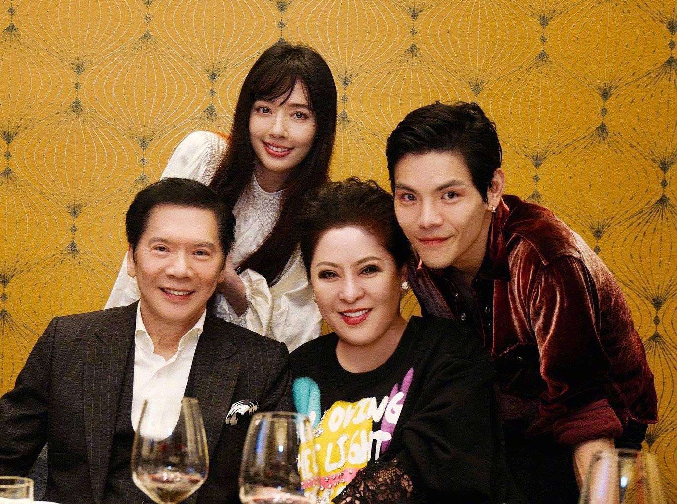 向太太穿衣有一套,身材"富态"却能压住大红大花服饰,太佩服了