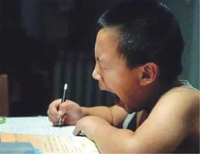 小姑娘"鸡窝头"发型走红,只因熬夜补作业,网友:又心疼