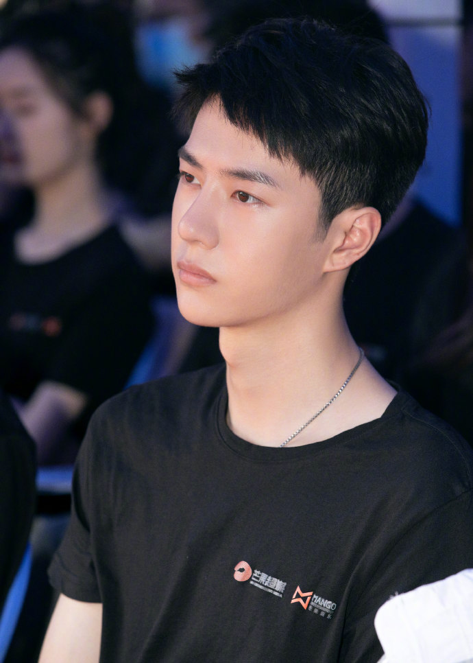 王一博拍戏剪掉长发,帅气短发也太man了,干净清爽少年