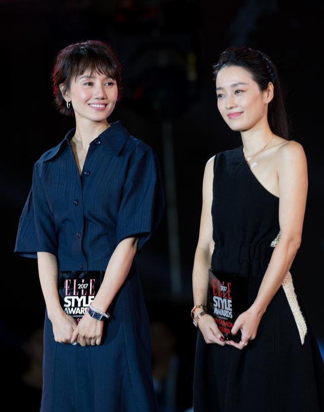 马伊琍长发太少女,穿单肩拼接裙优雅减龄,与袁泉同框真养眼