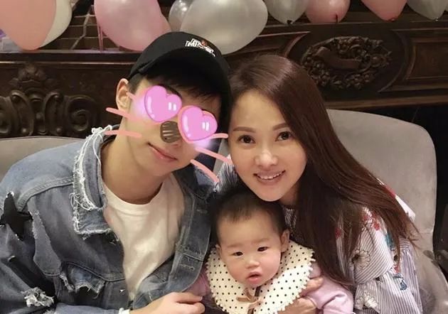 他是伊能静和前夫庾澄庆生下的孩子,不过即便两人离婚之后,对这个唯一