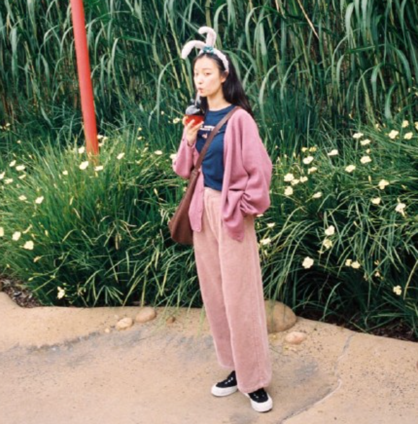 倪妮的穿搭日常,穿藕粉色开衫外套,不愧是气质女王