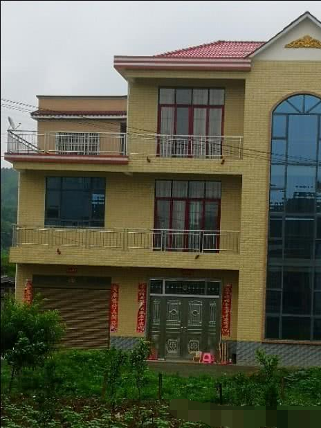 其实在这建材价格飞涨的今天,在农村即使是有心想建大房子大多数人