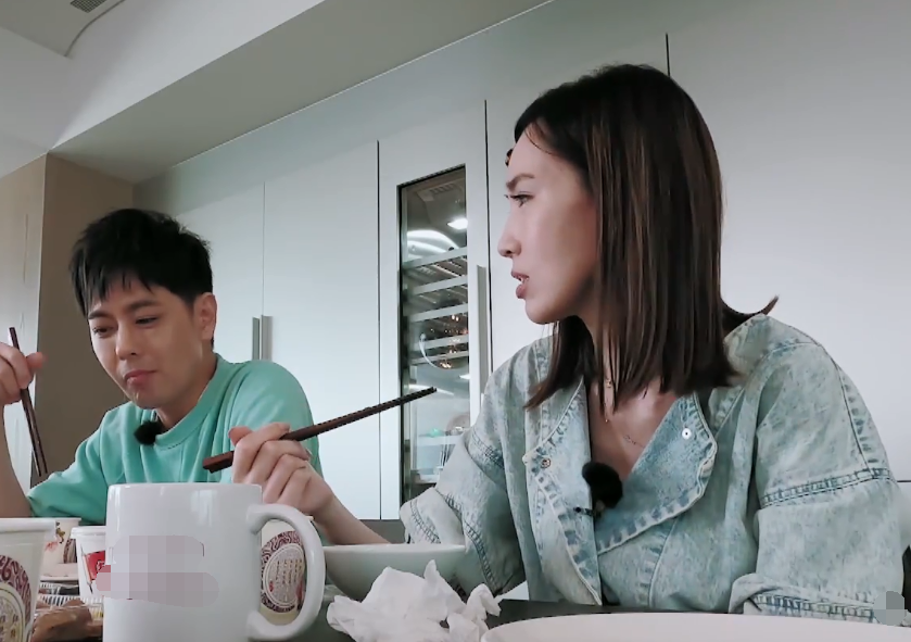 林志颖也是富二代,妈妈开公司住豪宅,家里有公园,客厅