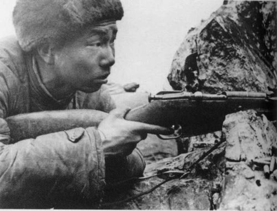 上甘岭战役,师长怕特功8连打光了,亲自给团长打电话:只攻不守