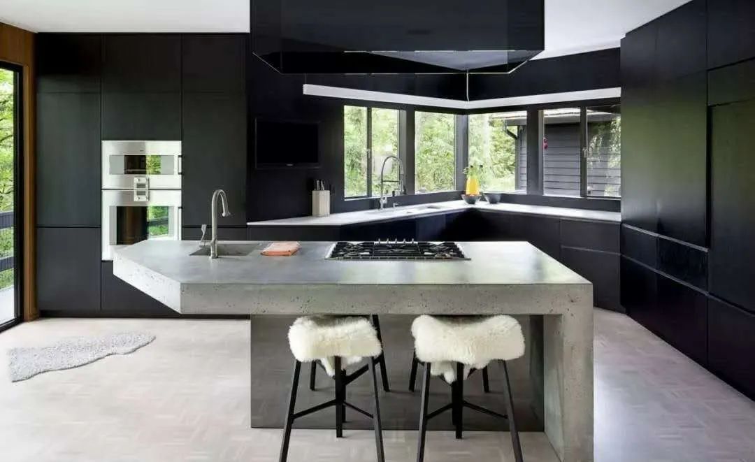 多边形吧台适合在小空间厨房里可以更加合理利用仅有的空间,在宽敞的