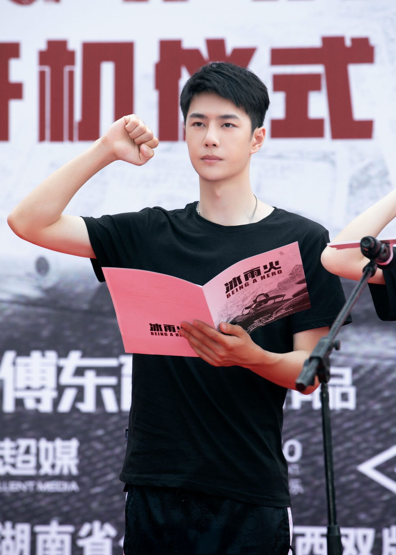 《冰雨火》官宣开机,王一博短发造型亮相,演员实力不容小觑!