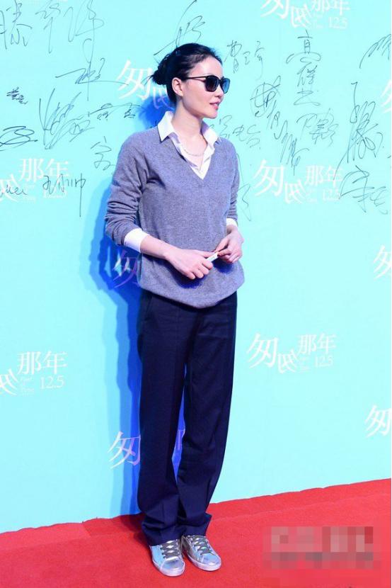 王菲作为"歌后"搭配挺低调,穿一身"散步装"出镜,还挺好看