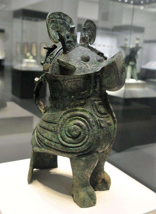 一块泥巴制作的器物——陶鬶,演变千年成为商周青铜器