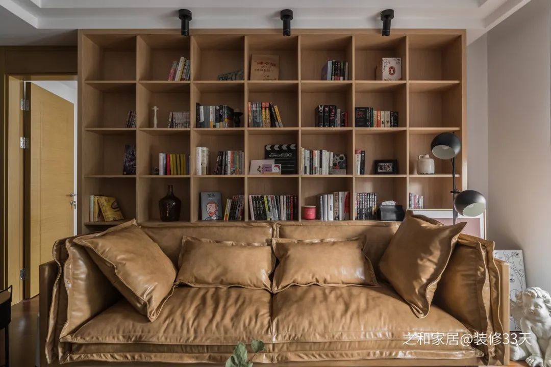 沙发背景书柜墙,设计感实木家具,精装房改造混搭三室