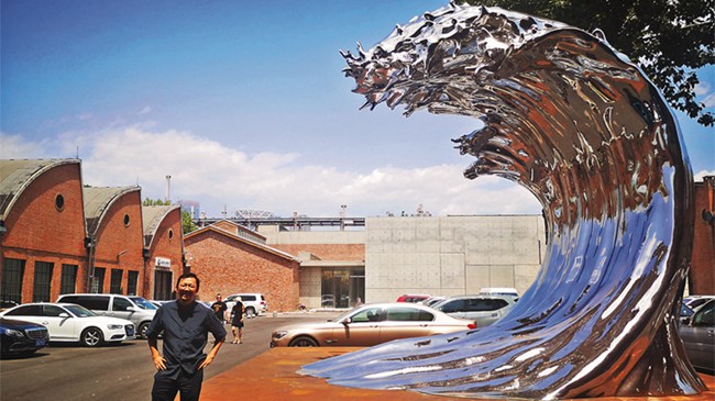 日前,泉籍知名艺术家吴达新最新雕塑作品"巨浪"亮相北京798艺术区
