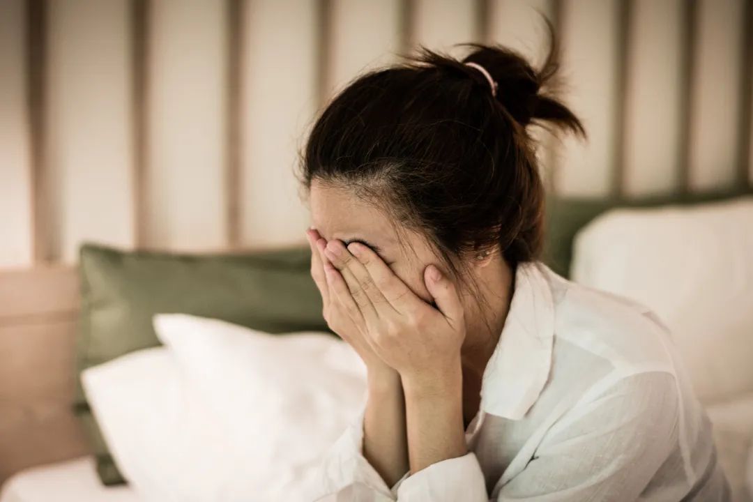 她说:没有发生什么事情,都在家呆着能有什么事啊?