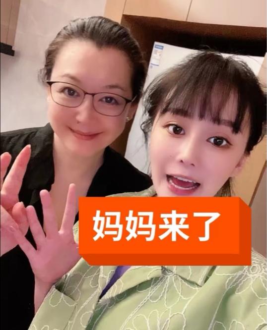 赵本山54岁妻子近照罕曝光,知性优雅有气质,与女儿同框状态不输