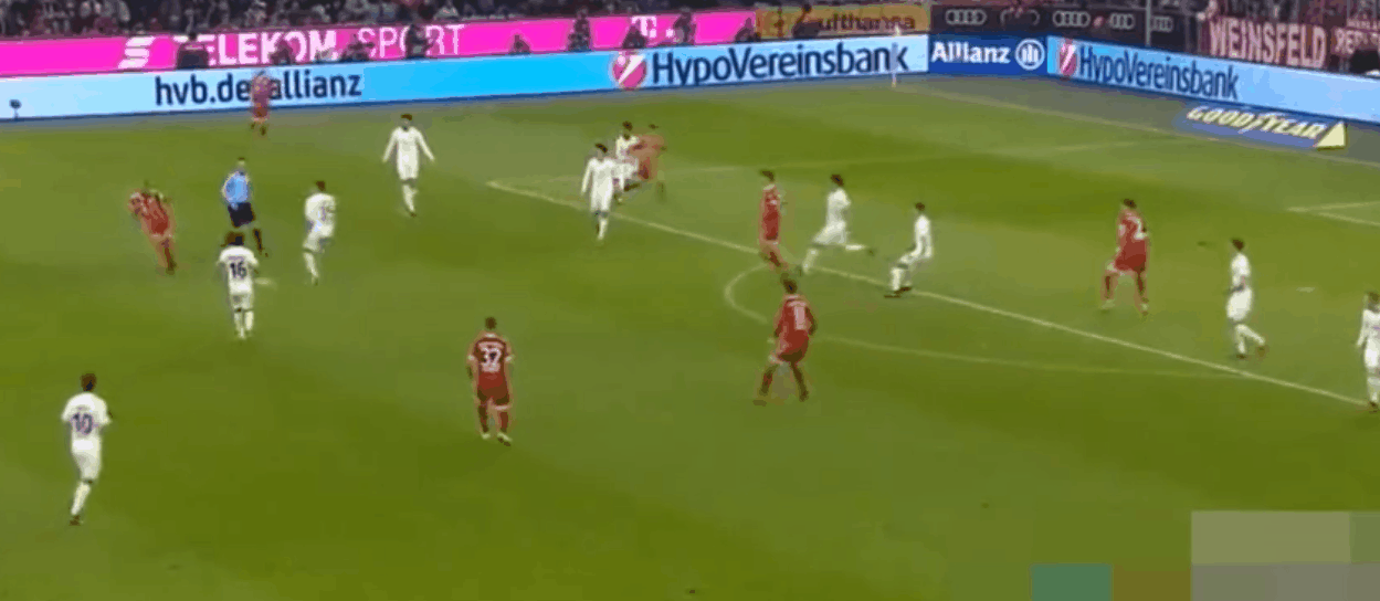 哥伦比亚球星经常能够在比赛中趁防守队员不备送出致命一传,以