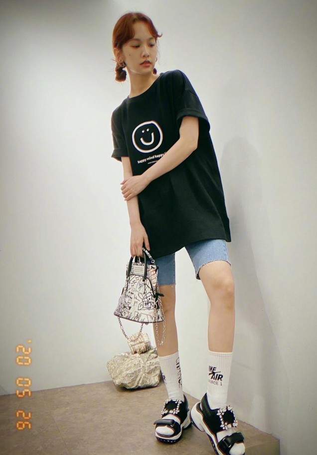 杨丞琳利用长袜搭凉鞋,说15岁都信