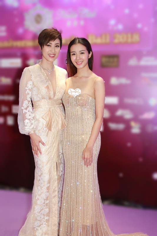 陈法蓉真是不老女神!一袭裸色连衣裙高贵优雅,大秀曼妙凹凸身材