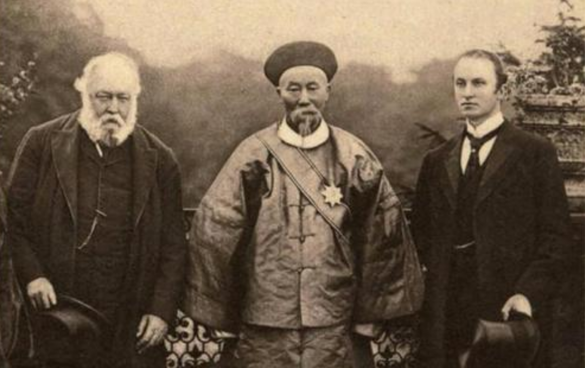 李鸿章去世55年后,尸骨被用麻绳拴在拖拉机上,游街示众到毁掉