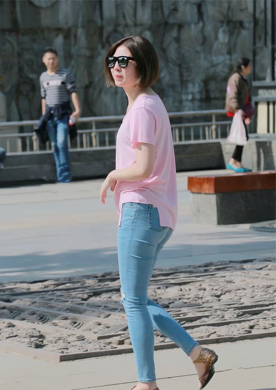 街拍:辣妈身穿粉色t恤搭牛仔裤,简约时尚