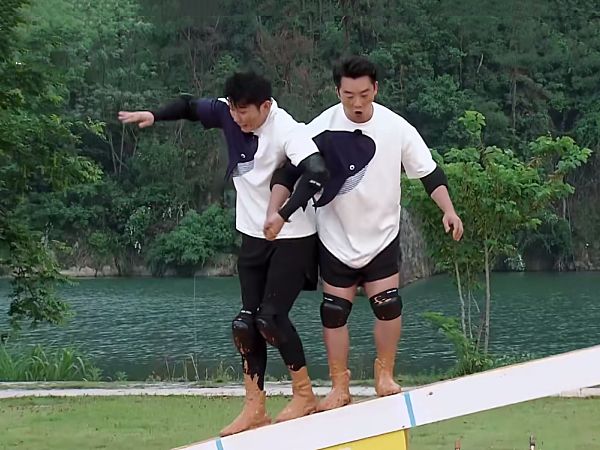 奔跑吧:大家掉进泥坑后都很狼狈,只有蔡徐坤与众不同