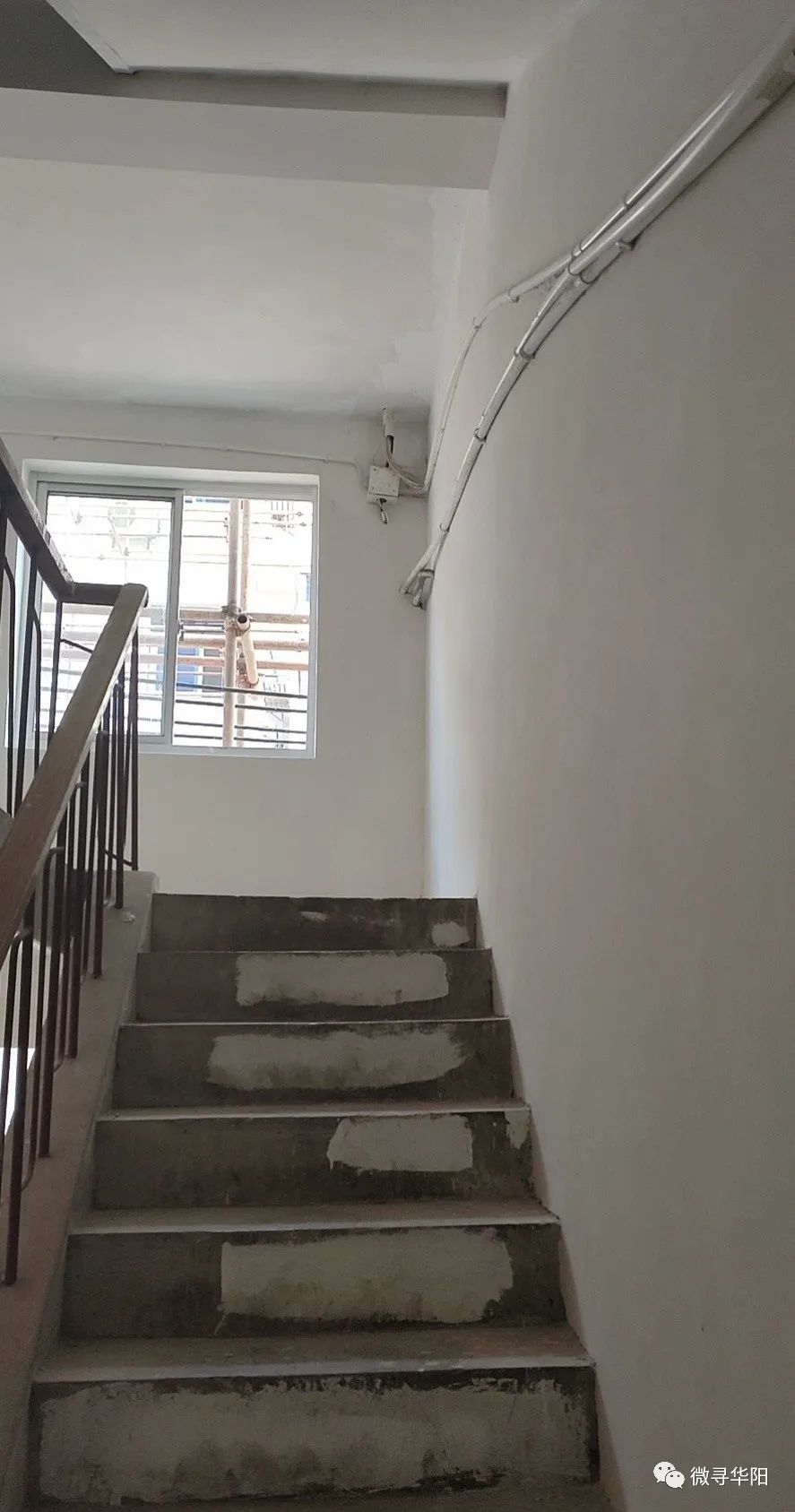 东门小区和河滨小区楼道内墙粉刷,楼道灯,楼道窗户已经基本完成.