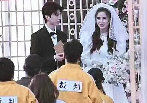 蔡徐坤站在穿婚纱的baby旁边,谁注意到他的搞怪动作,真当粉丝眼瞎吗?
