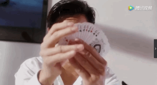 掷骰子还不失派头,你很难想象周润发搓麻将,其实王晶也拍过《雀圣》