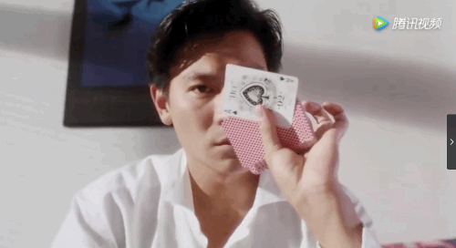 掷骰子还不失派头,你很难想象周润发搓麻将,其实王晶也拍过《雀圣》