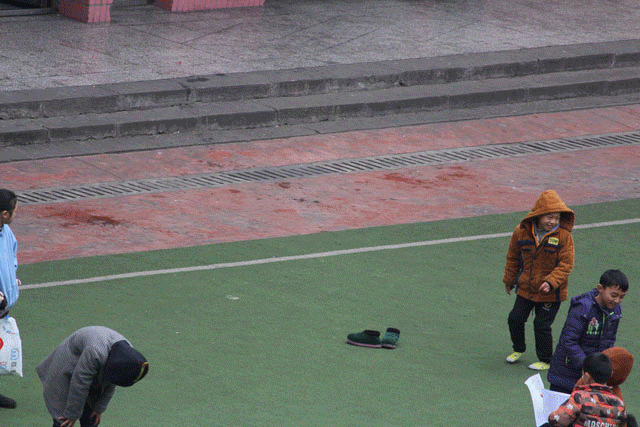 跳绳,跳房子,斗拐,滚铁环.那时的童年,快乐就这么无