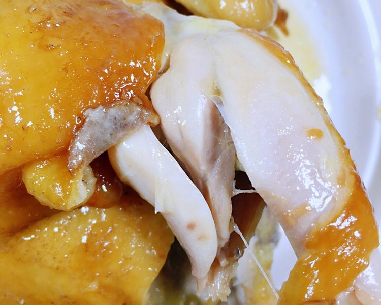 盐焗鸡是广东的特色菜,不仅广东人爱吃,也受到世界各地的喜爱.