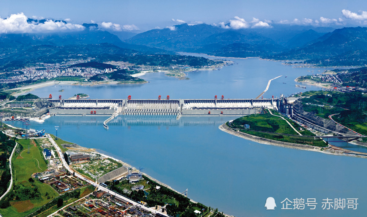 三峡大坝,位于中国长江,装机容量2250万千瓦.