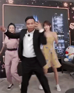 谁能告诉我,这个跟着宋小宝扭秧歌的是谁?是真接地气啊!