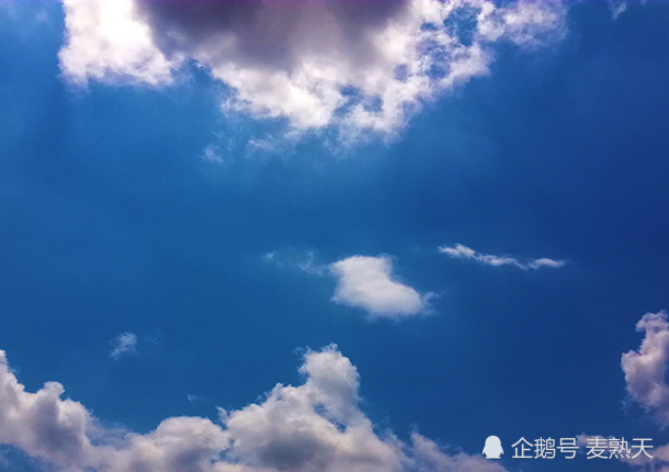 天上飘着云儿,地上,不时地下着夏天的雨!