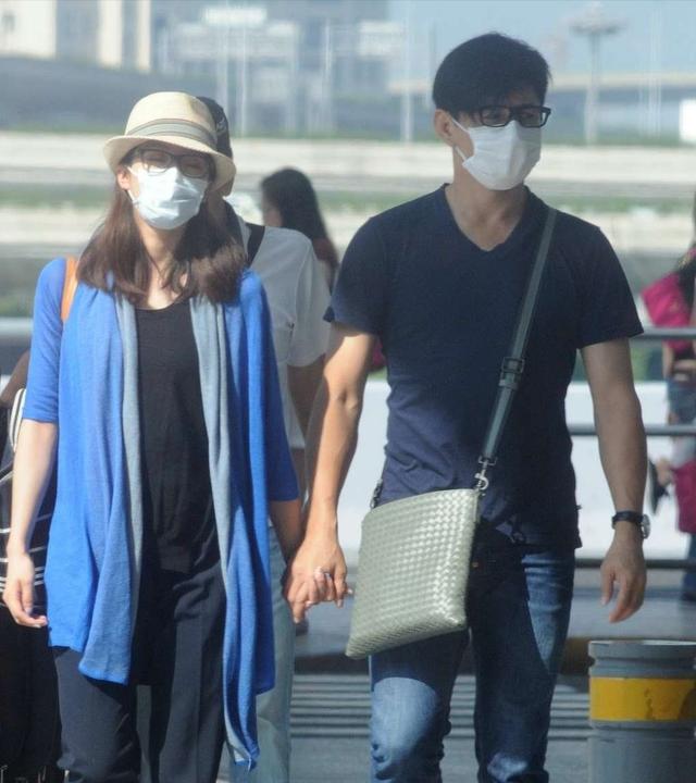 刘诗诗吴奇隆合体走机场,刘诗诗闭眼走路太疲劳,吴奇隆牵手护驾