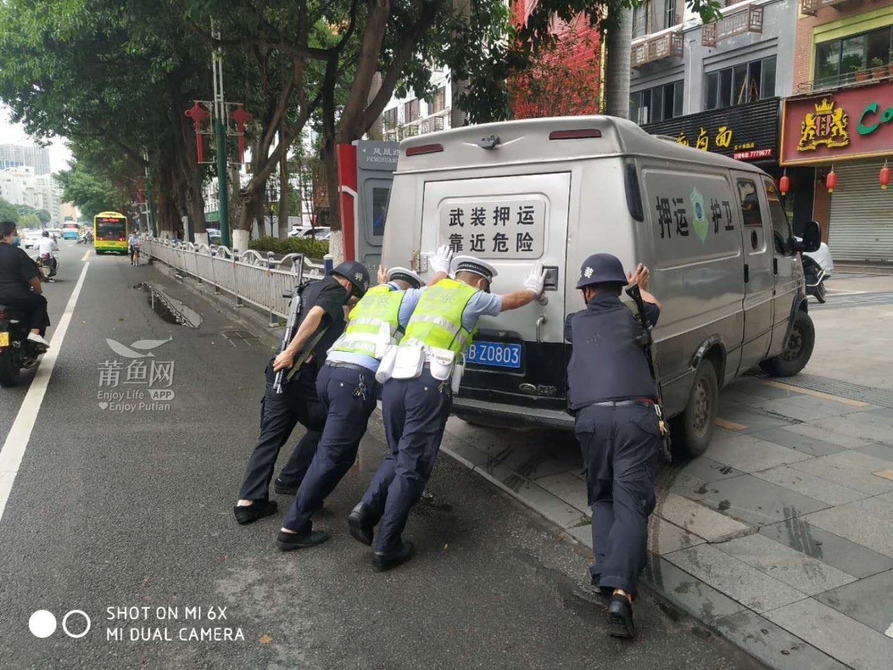 5月28日,一辆车身上印有武装押运的运钞车,行驶至凤凰别墅山庄红绿灯