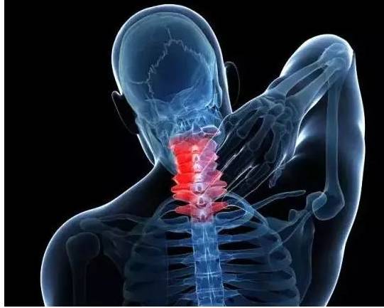 低头看手机脖子需承受25斤重量 保护颈椎看这