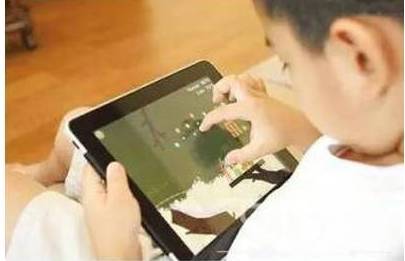 低头看手机脖子需承受25斤重量 保护颈椎看这