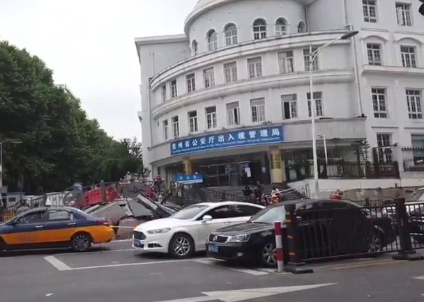 凸起位置在贵州省公安厅出入境管理局大门对出.(网络图片)