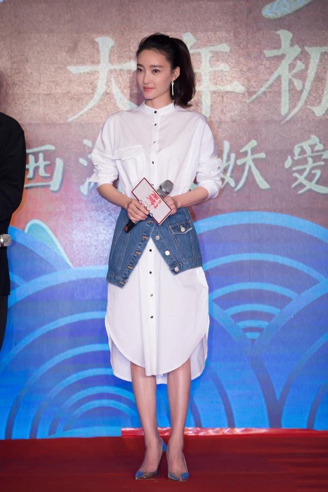 王丽坤穿衣太会挑,裙子比上衣还短,一双"火柴腿"让人羡慕不来