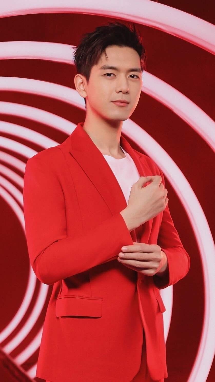 李现海上冲浪,黑色运动服突显"大长腿",力量感"爆棚"