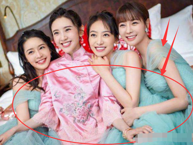 唐艺昕的青色伴娘服,陈妍希的粉色,只有杨颖的伴娘服最特殊!