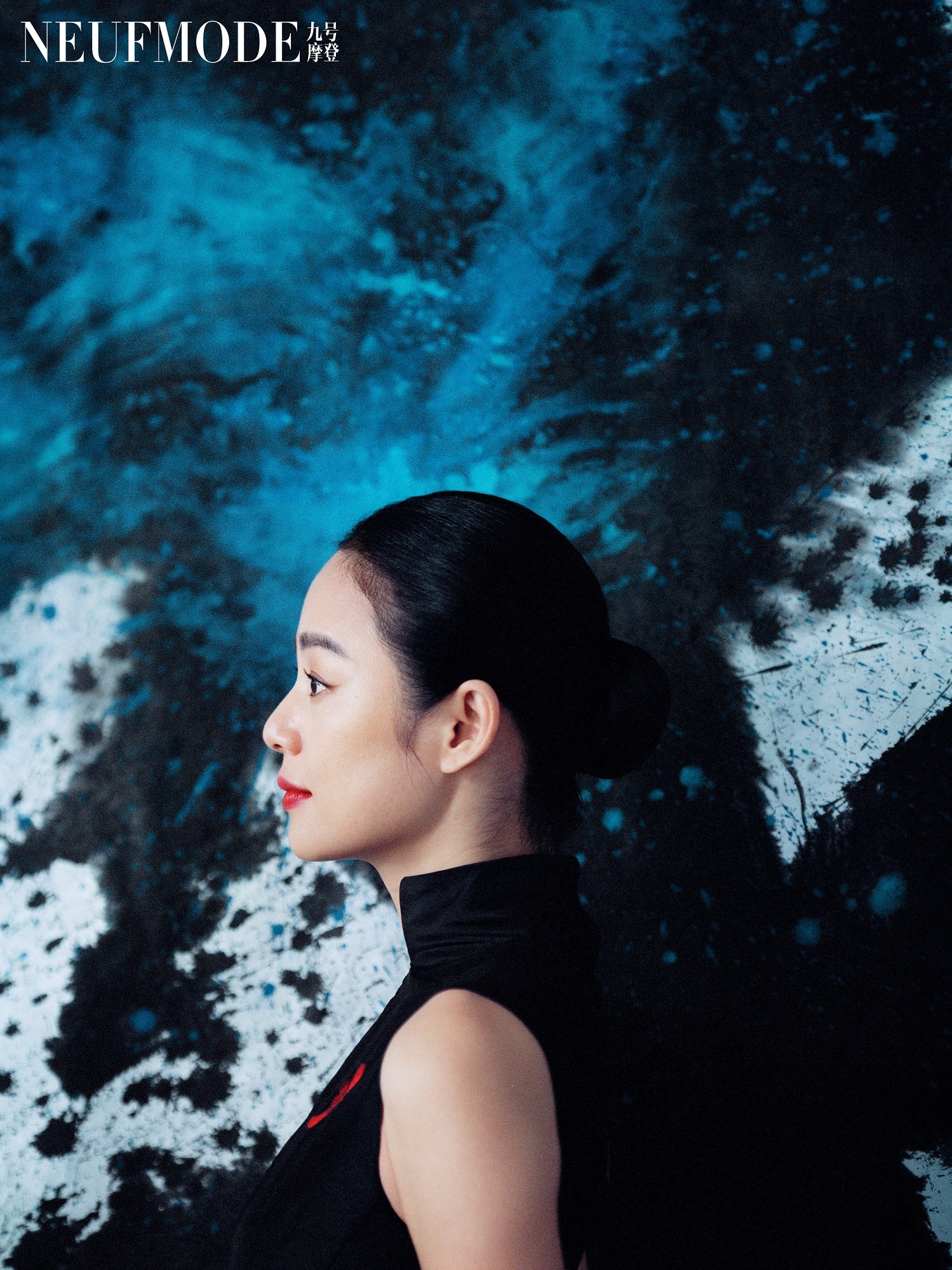 时隔两年周韵再次登上时尚杂志封面,绝美侧颜和独特气韵直击人心