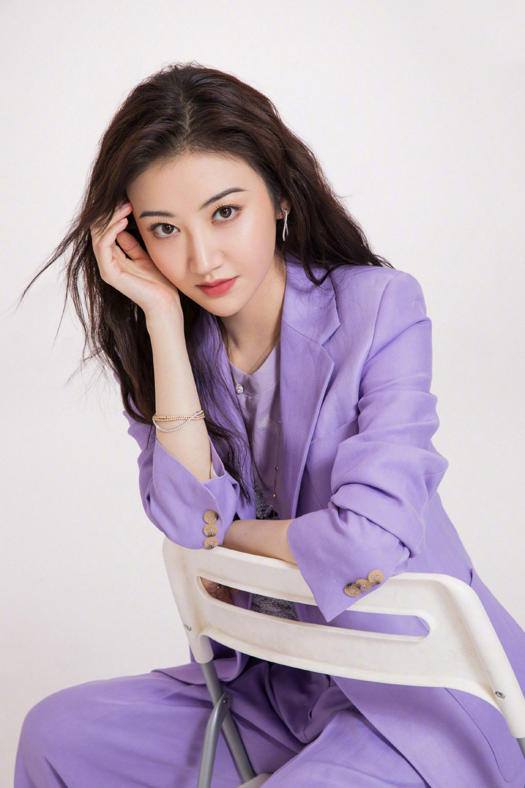真羡慕景甜的肤色,穿紫色西装都白到发光,配波浪卷散发熟女魅力