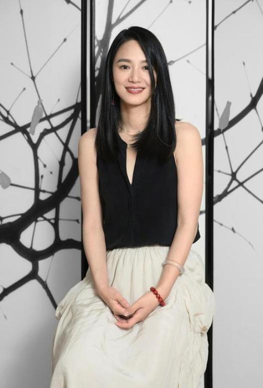 周韵真耐看,衬衫配a字裙优雅知性,这么有气质的女人,谁能不爱