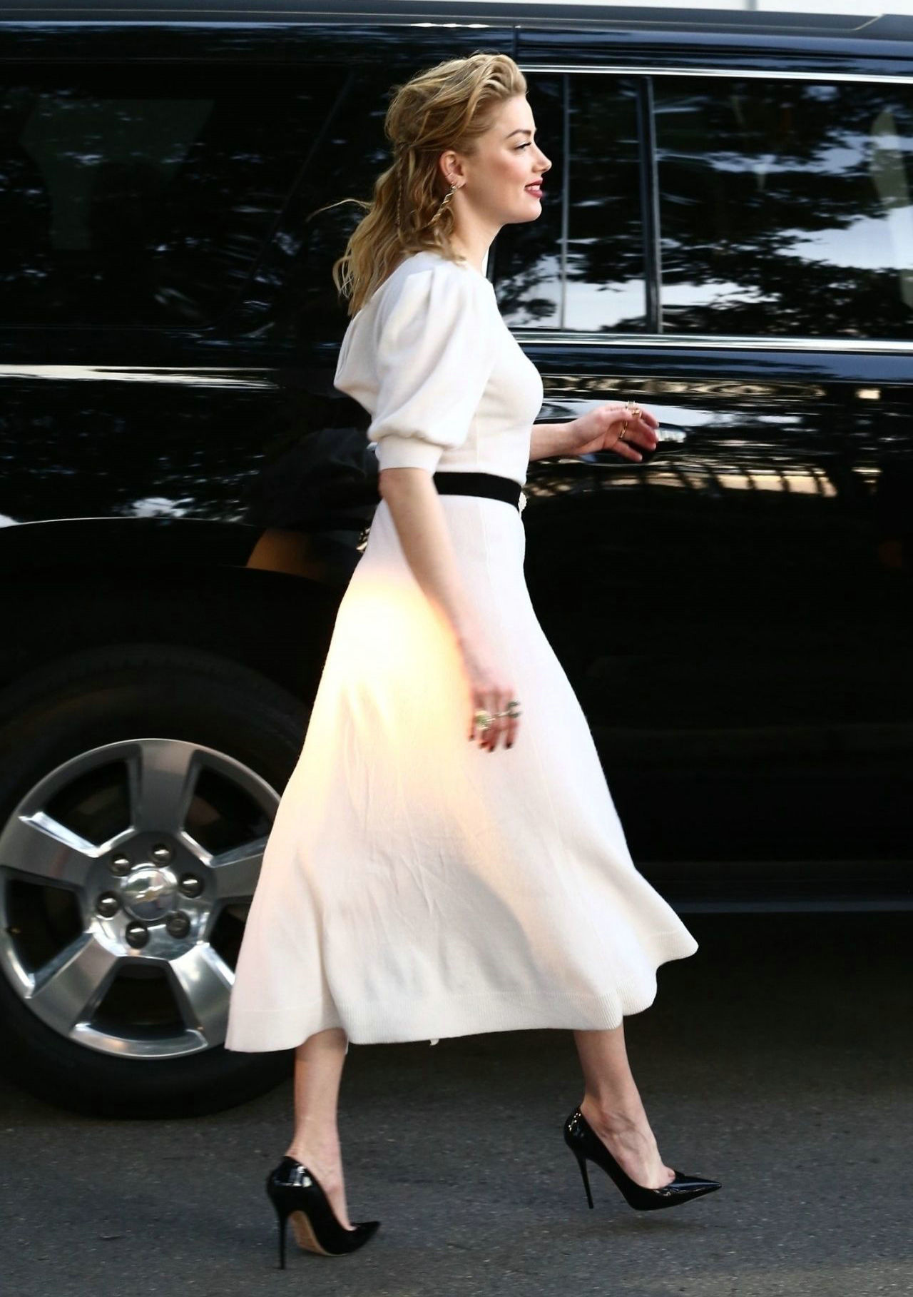 美国女演员艾梅柏·希尔德穿米白色连身裙优雅大方,化