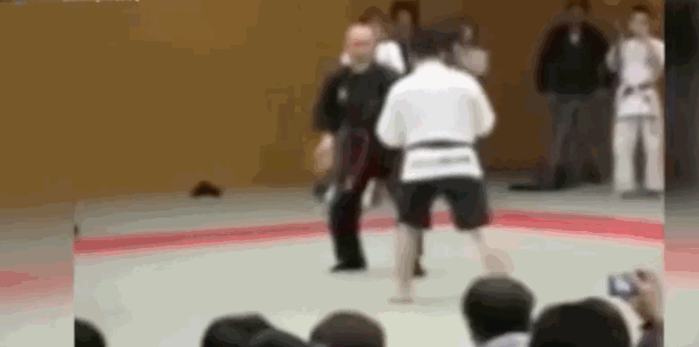 比马保国还惨日本气功大师被ko暴打曾演神技吹口气弹飞对手