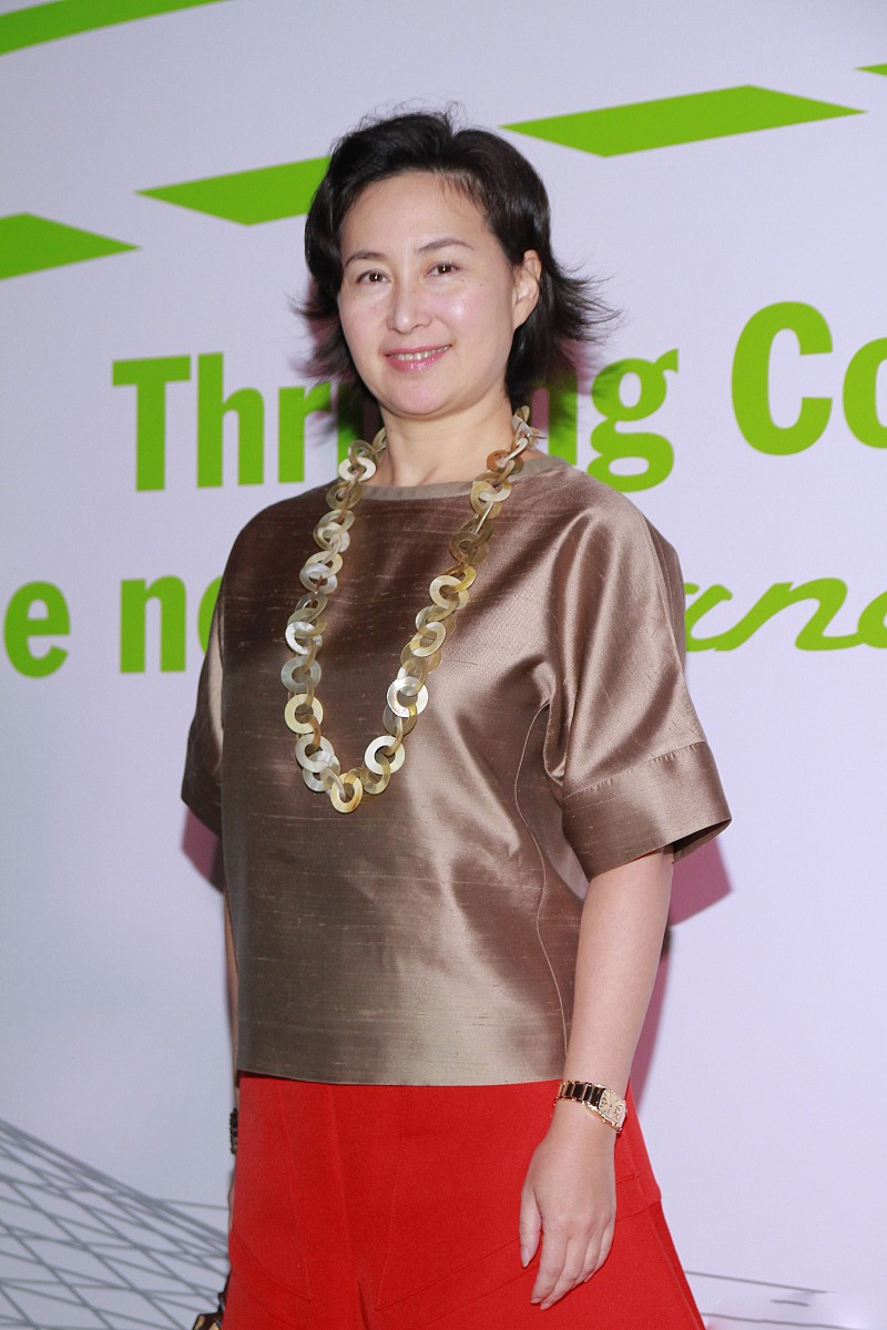 何鸿燊生前与女儿同框,何超琼穿绸缎连衣裙出镜,端庄大气又气质