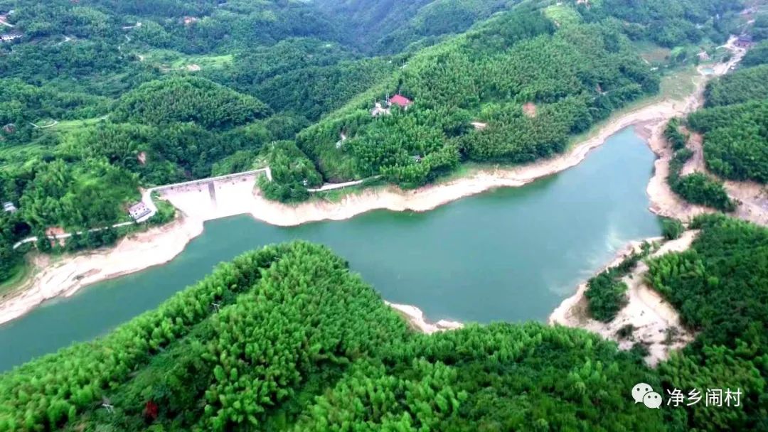 大坝建成蓄水后,成为天然的大湖,湖面"7"字形,水库总库容360.