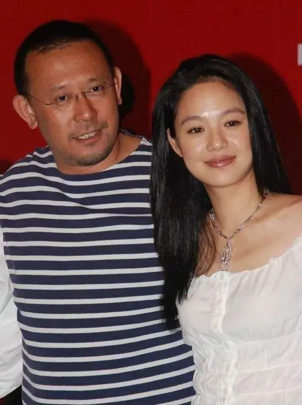 周韵也是精修美女吧,素颜皮肤黝黑像普通人,身材也是壮的不行!