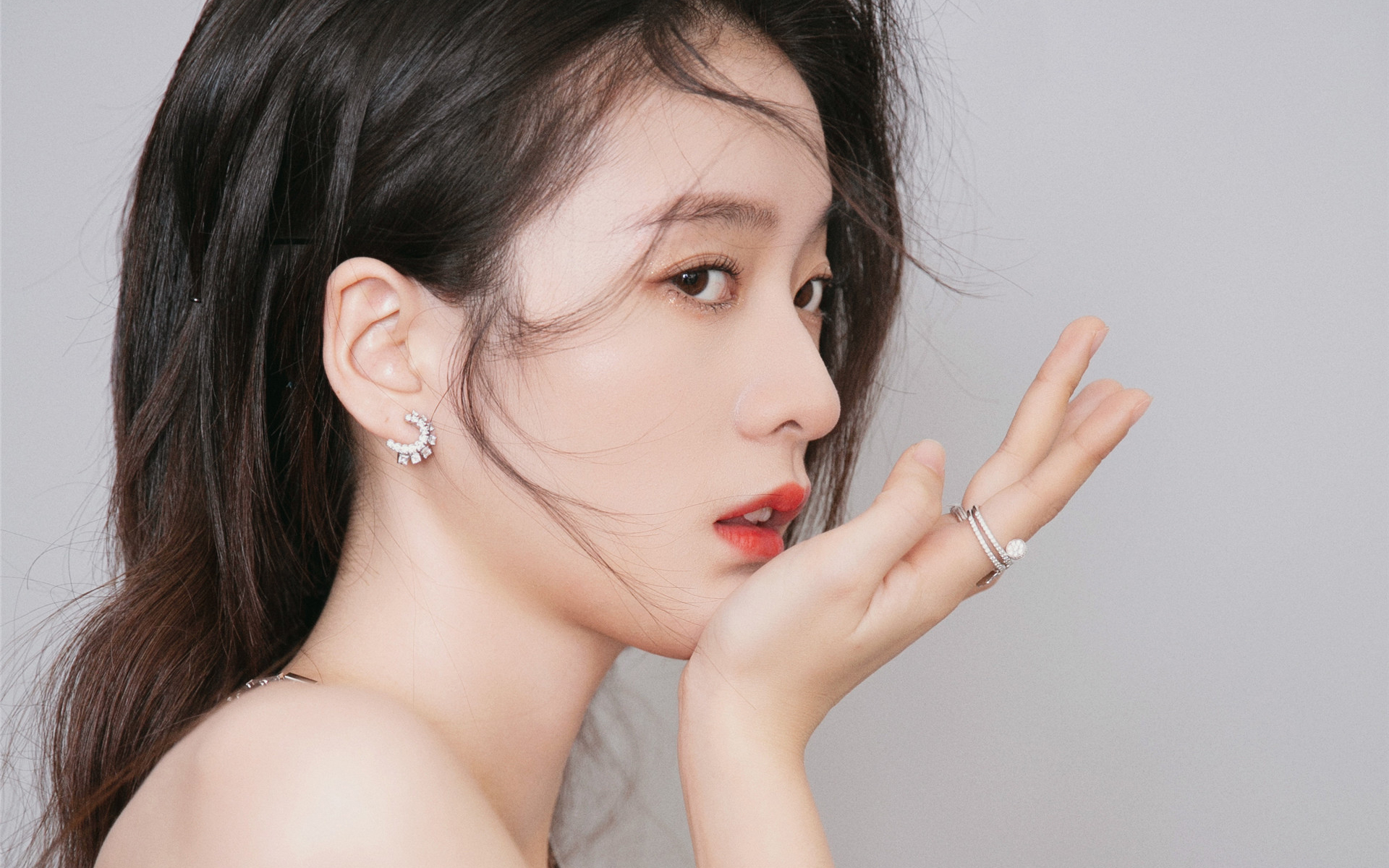 性感女星95后小花张雪迎抹胸红裙惊艳写真