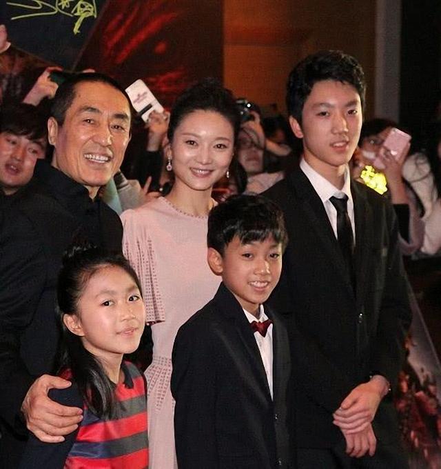 张艺谋携全家出席活动,陈婷穿淡粉色连衣裙气质出众,场面太温馨